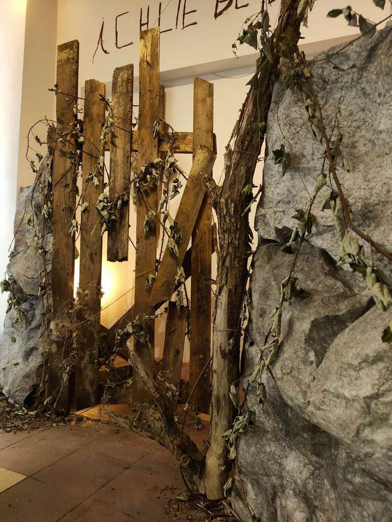 Creuse le trou, enferme les racines coupées, Ich liebe den Klang der Wellen, MerKunst Gallery (Allemagne), 2024, vue 5