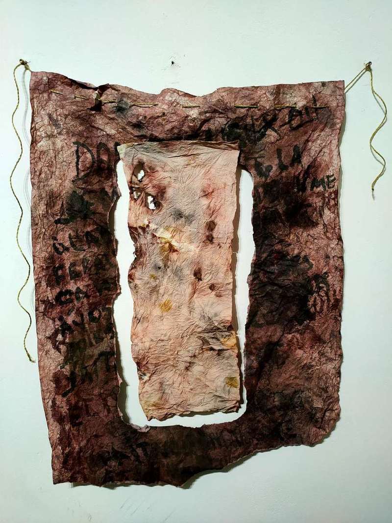 Trou, papier suspendu avec découpe rectangulaire et texte manuscrit